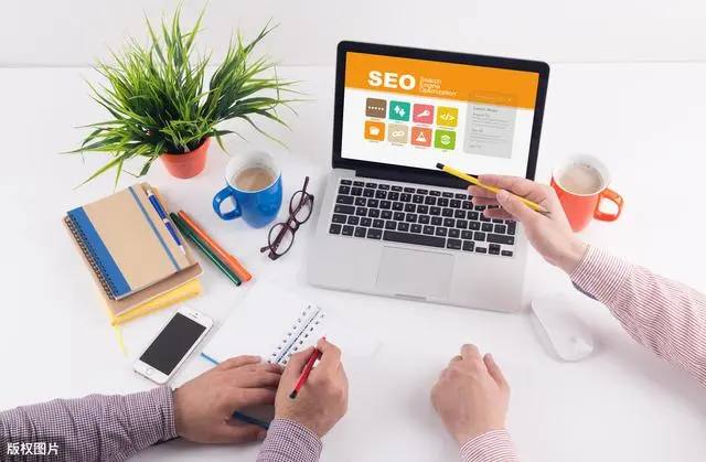 吴磊背着网球拍机场出发